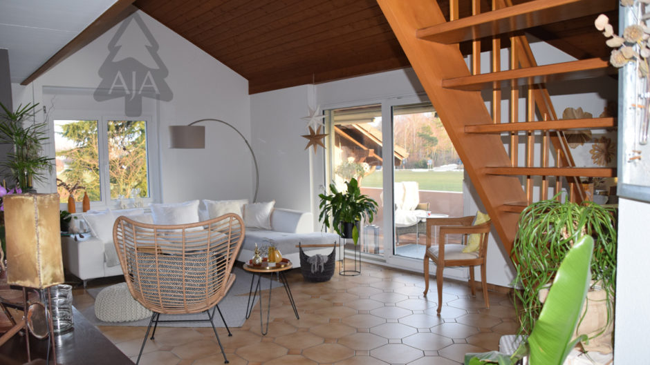 Wohnzimmer mit Treppe und Terrassentür