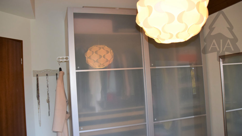 Schlafzimmer mit Kleiderschrank