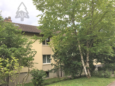 Wohnhaus mit begrüntem Vorgarten