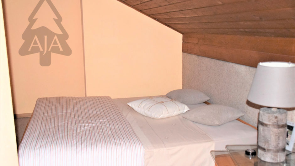 Dachzimmer mit Bett