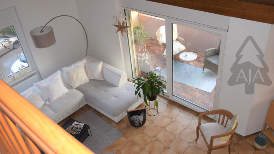 Heller Wohnbereich mit Wintergartenblick