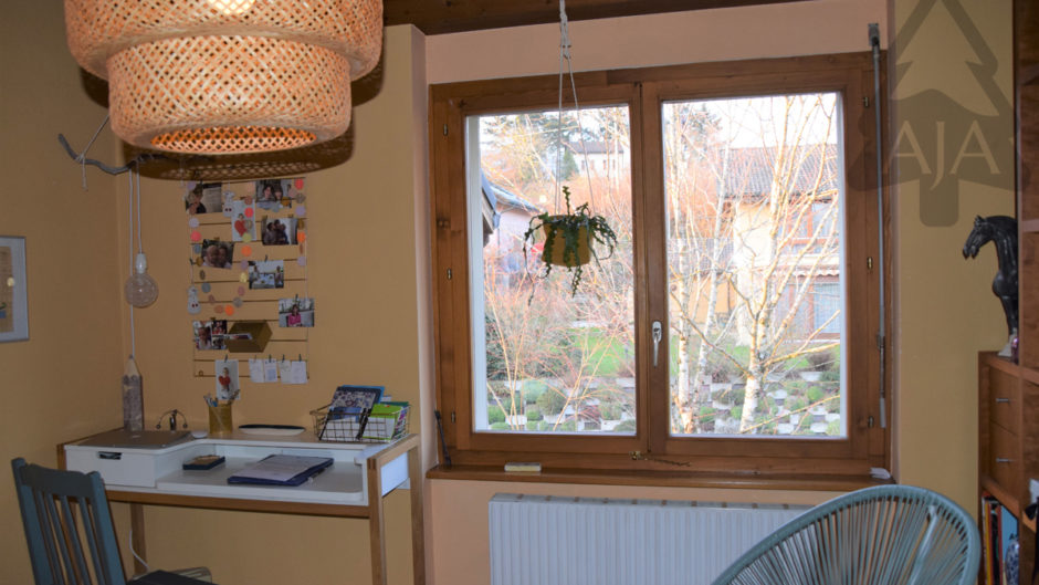 Gemütliches Arbeitszimmer mit großem Holzfenster