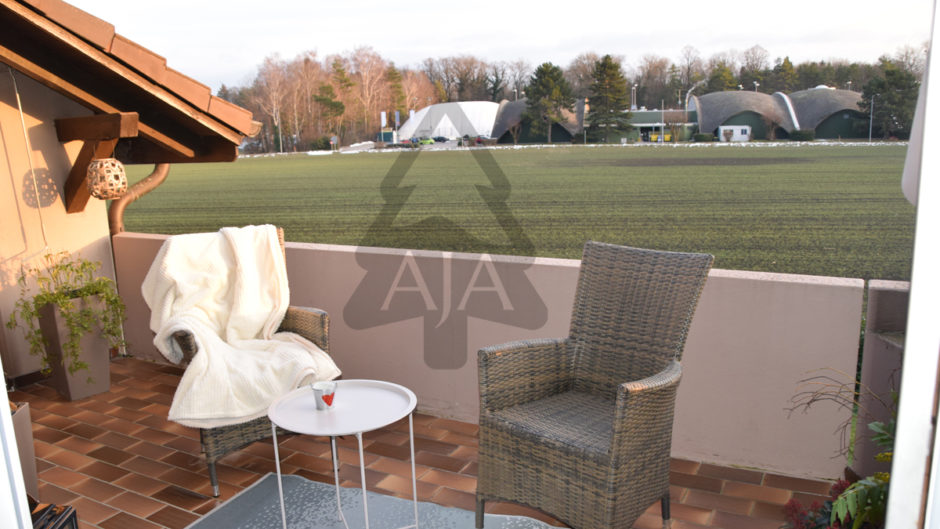 Terrasse mit Blick über ein Feld