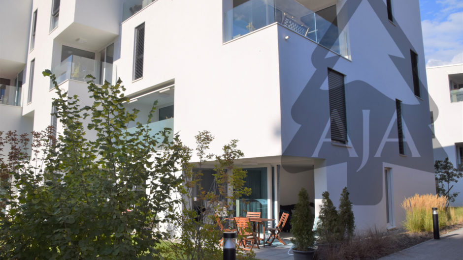 Moderne Wohnanlage mit Terrasse