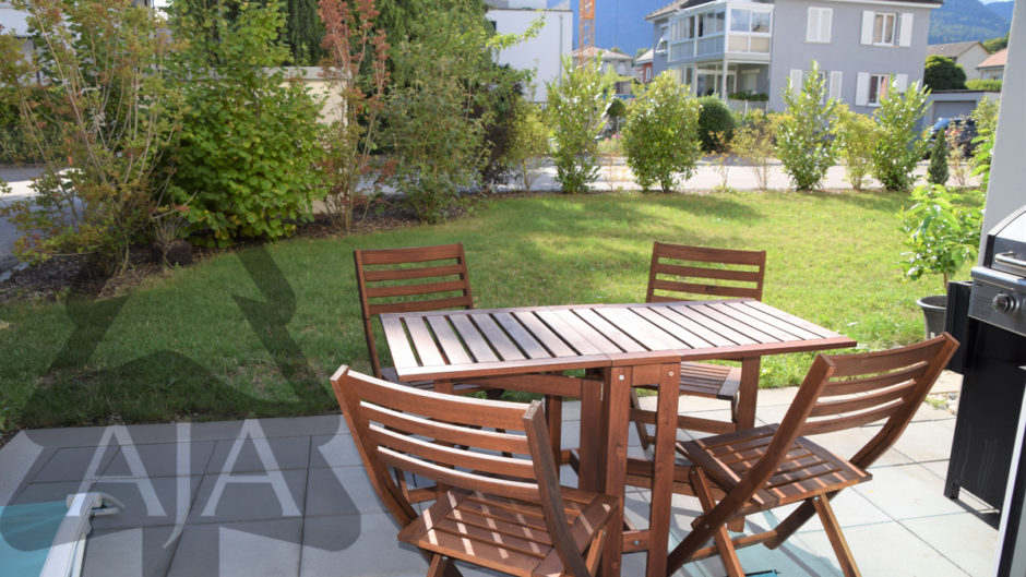 Terrasse mit Gartenmöbeln