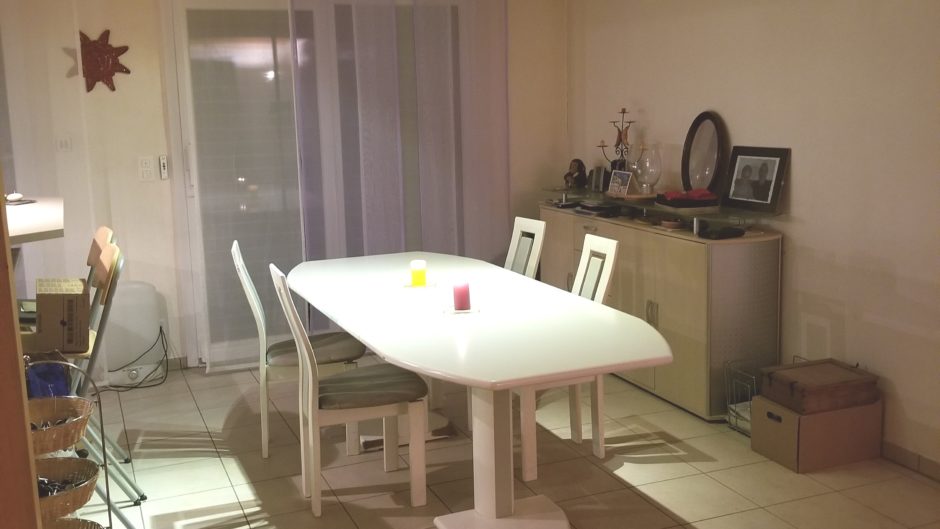 Essbereich mit Tisch und Sideboard