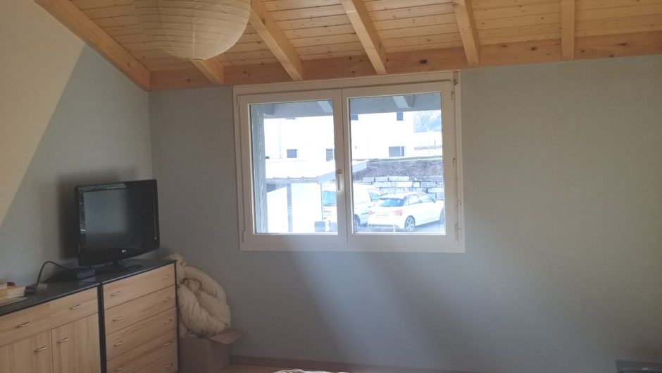 Kleines Zimmer mit Holzdecke und Fenster