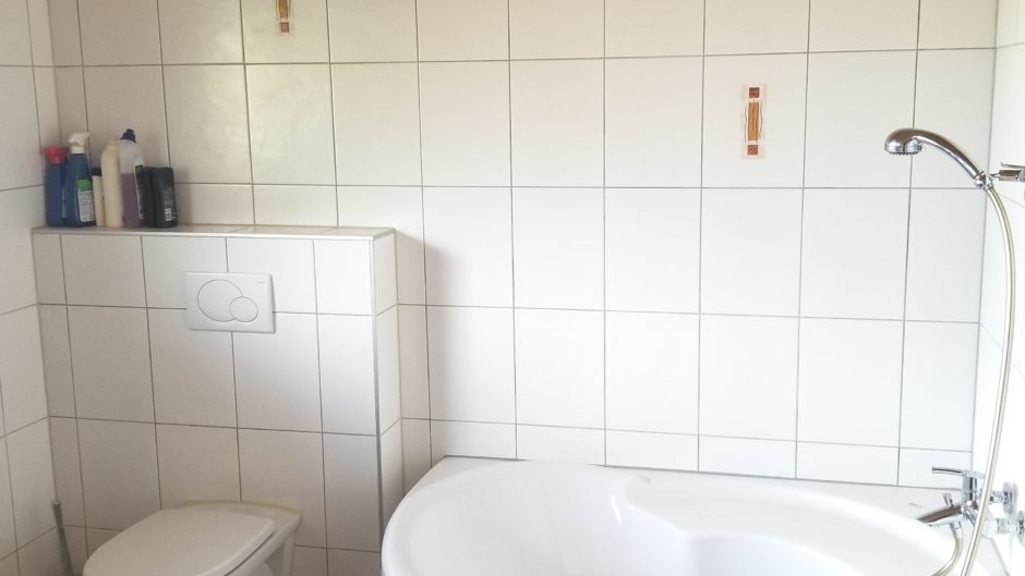 Badezimmer mit Wanne und WC