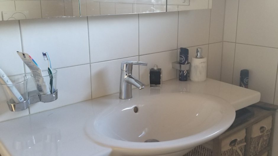 Badezimmer-Waschbecken mit Ablage