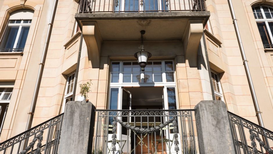 Historische Fassade mit Balkon