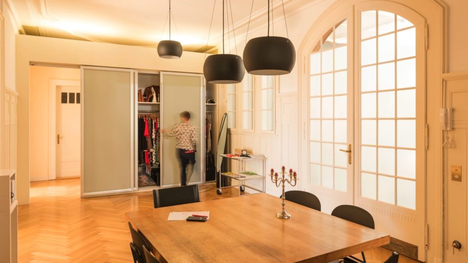 Heller Essbereich mit begehbarem Kleiderschrank