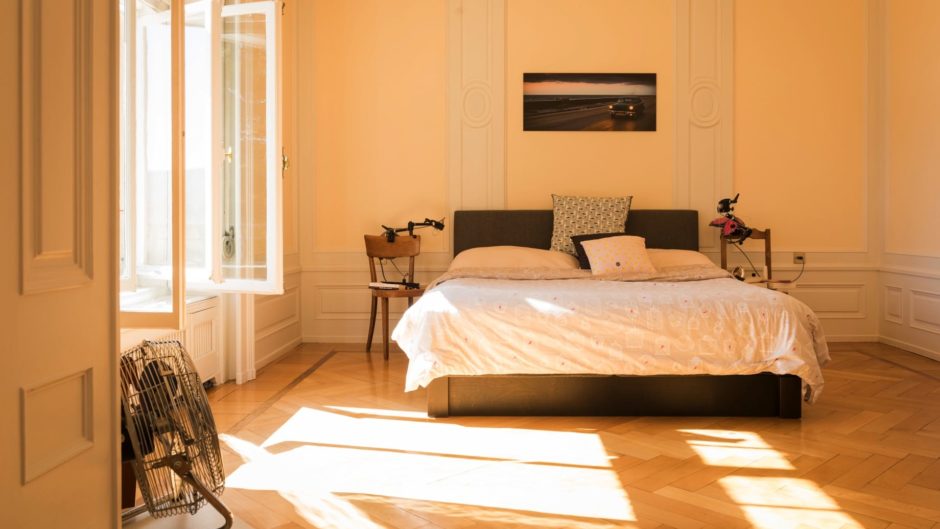 Helles Schlafzimmer mit französischem Altbau-Charme