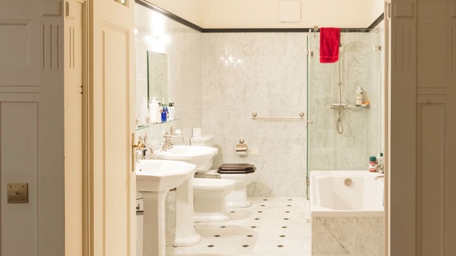 Badezimmer mit Marmoroptik und begehbarer Dusche