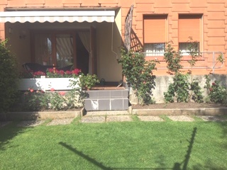 Terrasse vor dem Haus mit Garten