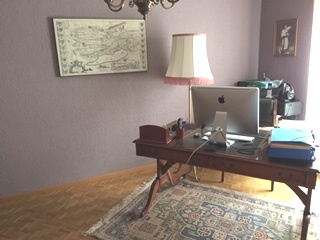 Arbeitszimmer mit Schreibtisch