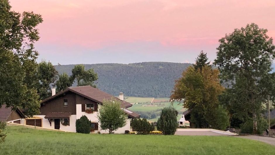 Landhaus mit Talblick bei Sonnenuntergang