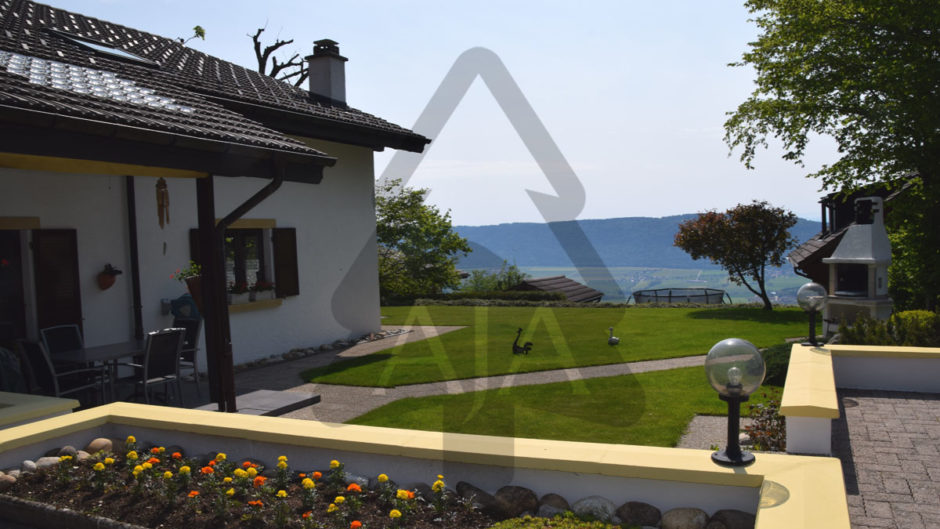 Garten mit Haus und Blick ins Tal