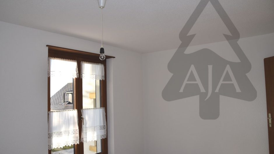 Leeres Zimmer mit Fenster und Tür