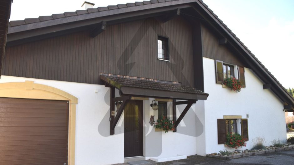 Wohnhaus mit Satteldach und weißer Fassade