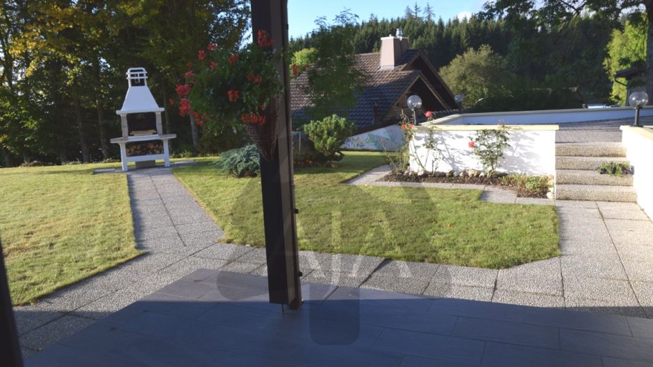 Terrasse mit Garten und Grill