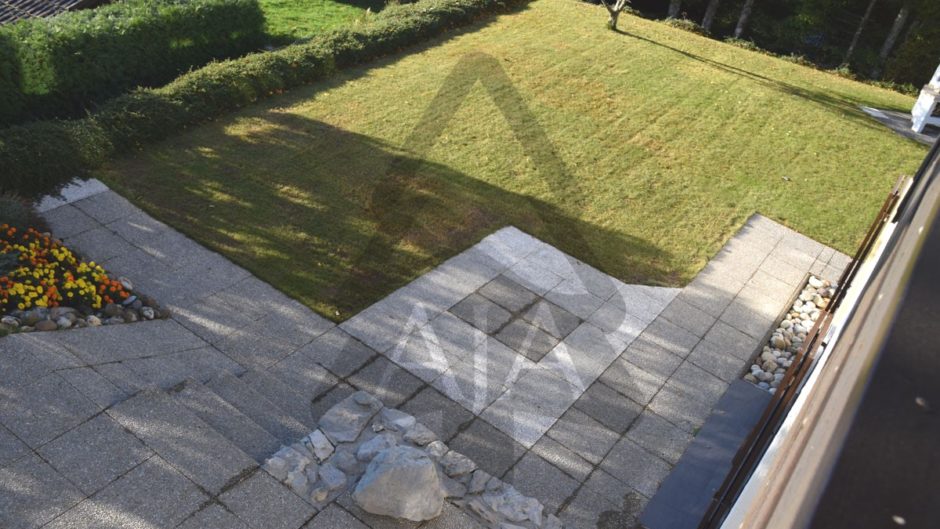 Garten mit gepflasterter Terrasse
