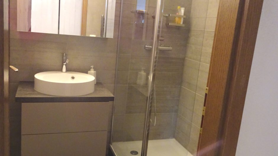 Modernes Badezimmer mit Dusche und Waschbecken