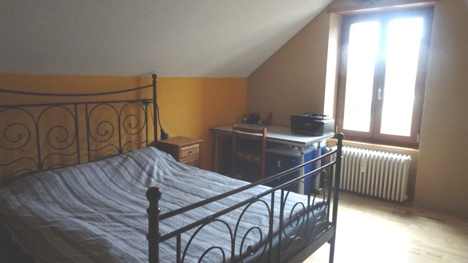 Schlafzimmer mit Doppelbett und Dachfenster