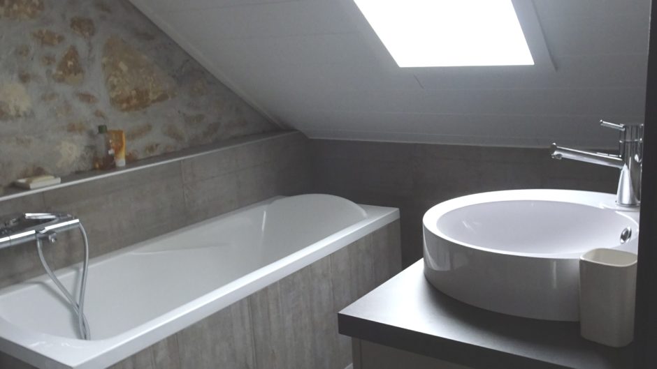 Dachbad mit Badewanne und Waschtisch
