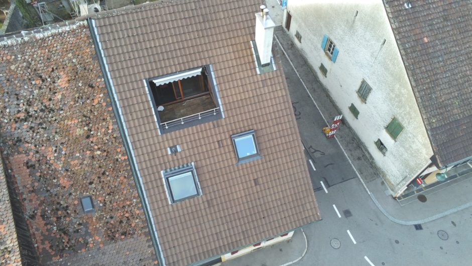 Dachansicht eines Hauses mit Innenhofstraße