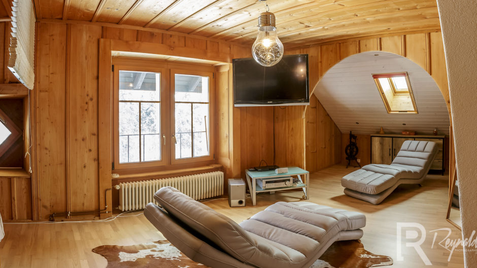 Gemütlicher Dachraum mit Holzverkleidung