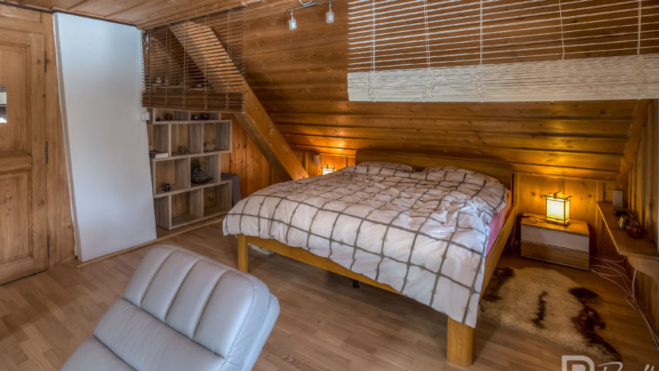 Gemütliches Holzzimmer mit Bett