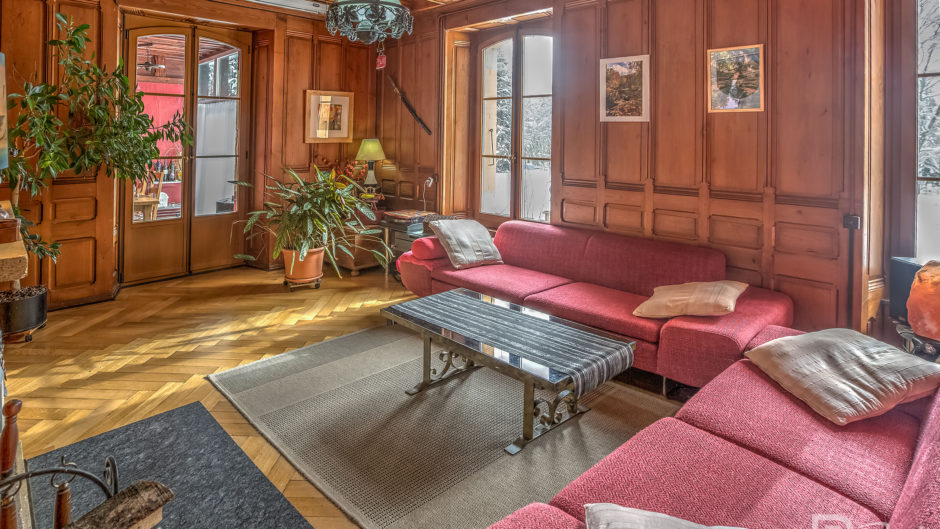 Klassisches Wohnzimmer mit Holzvertäfelung