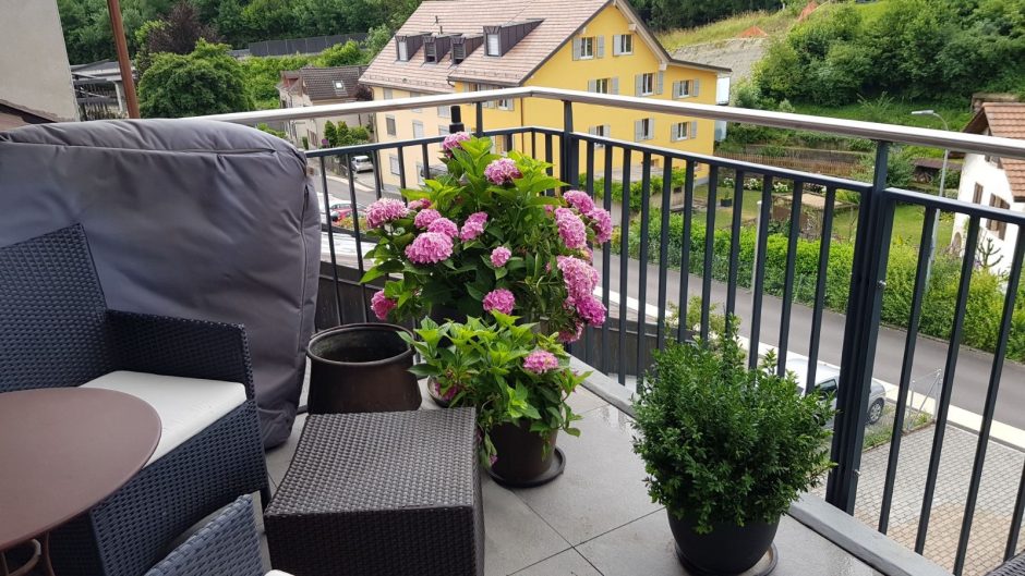 Balkon mit Blick auf Wohnhäuser