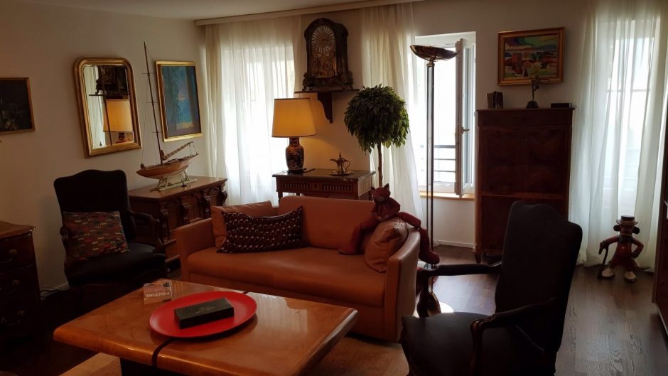 Gemütliches Wohnzimmer mit klassischer Einrichtung