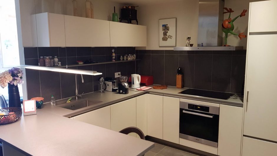 Moderne Einbauküche mit U-förmiger Anordnung