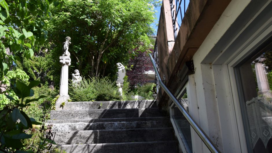 Gartenaufgang neben dem Haus