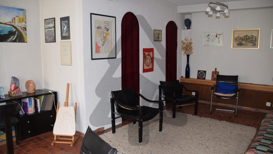 Wohnzimmer mit Kunst und Sitzbereich