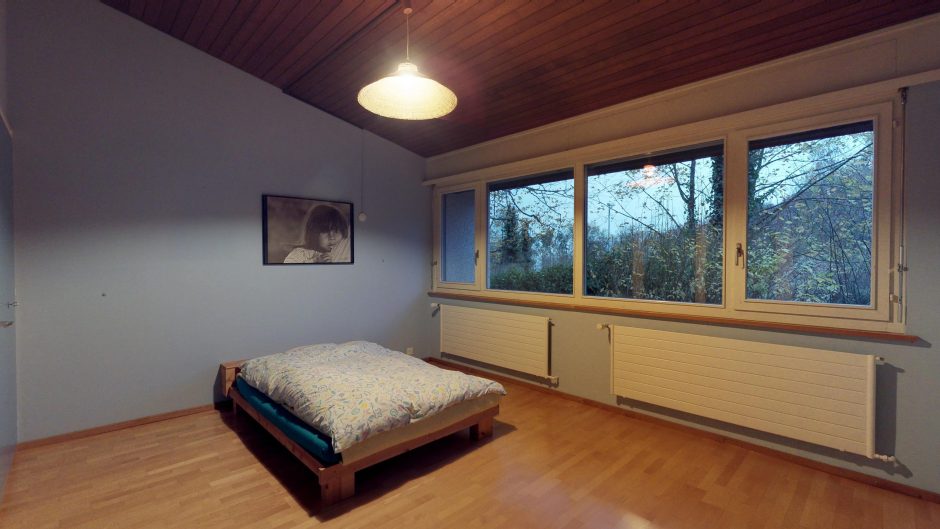 Schlichtes Schlafzimmer mit großem Fenster