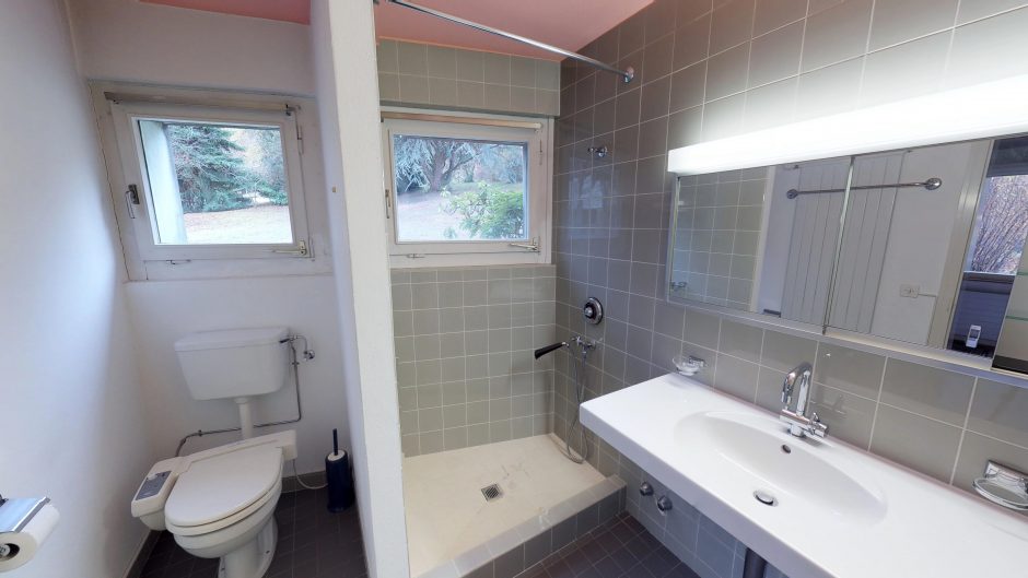 Kleines Badezimmer mit separatem WC