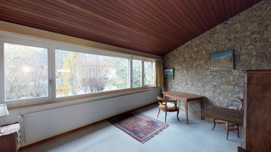 Ruhiger Wohnraum mit Panoramafenster