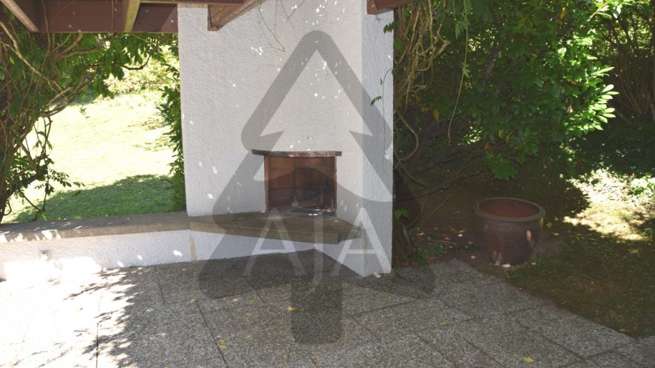 Außenbereich mit gemauertem Kamin