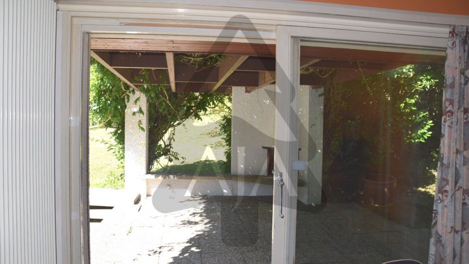 Terrassenblick durch große Schiebetür