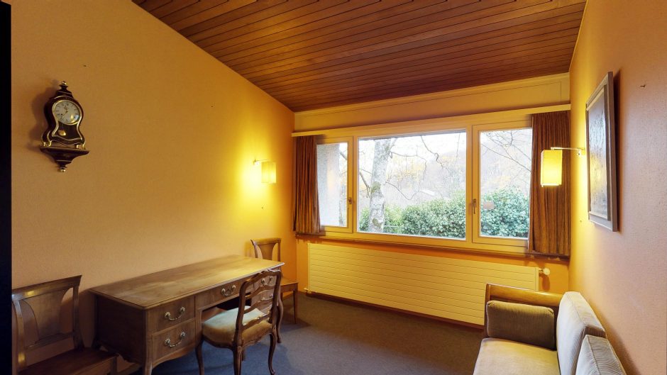 Klassisches Wohnzimmer mit Holzdecke
