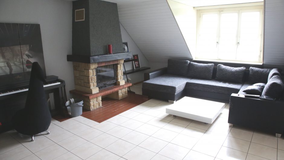 Wohnzimmer mit Kamin und Ecksofa