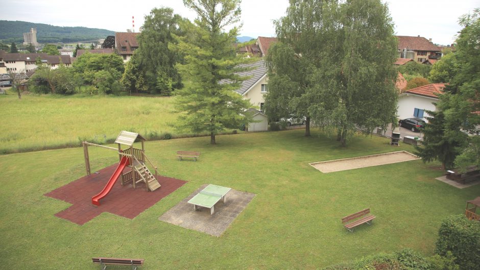 Spielplatz und Gartenfläche