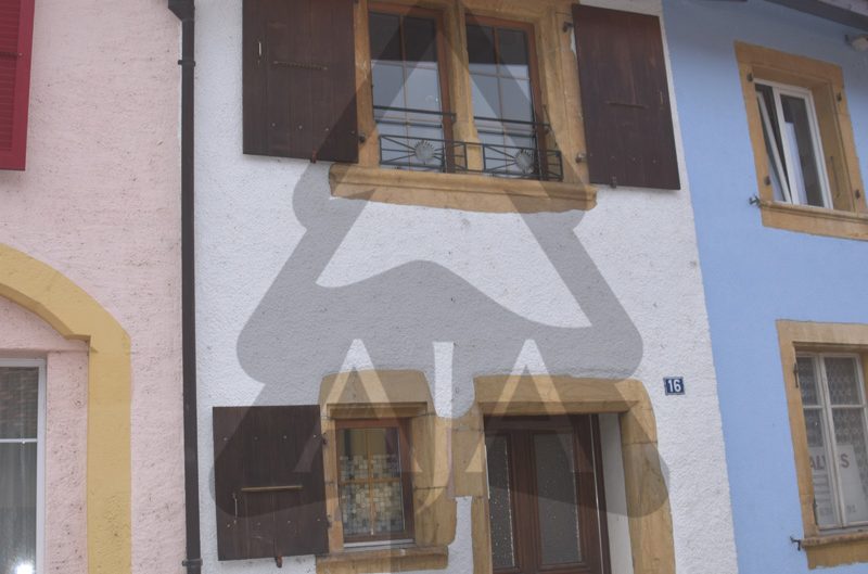 Hausfassade mit Fensterläden