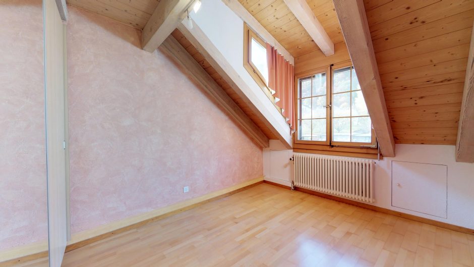 Dachzimmer mit Holzdecke