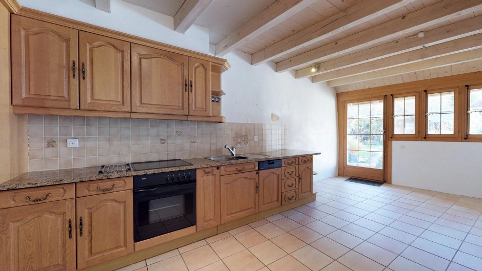 Geräumige Landhausküche mit Holzmöbeln