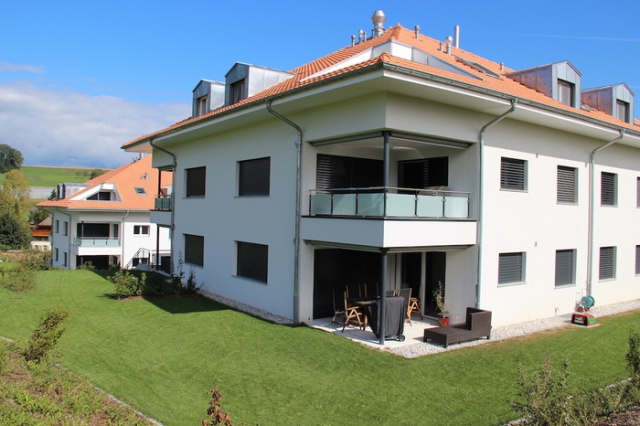 Mehrfamilienhaus mit Balkon und Garten