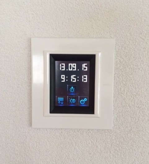Wandpanel mit digitalem Bedienfeld